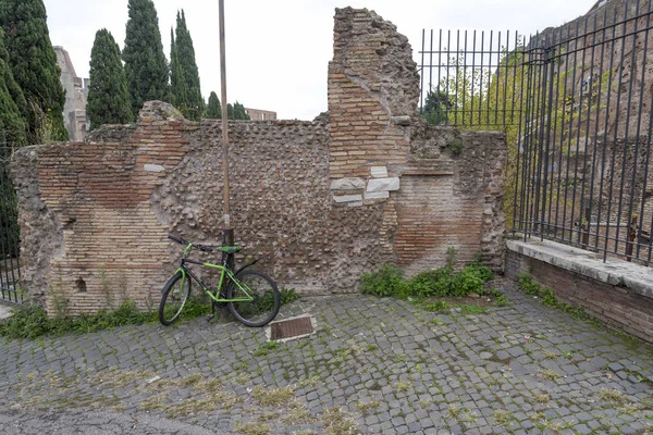 Bicicleta Está Encadenada Poste Luz Una Pared Ladrillo Textura Del — Foto de Stock