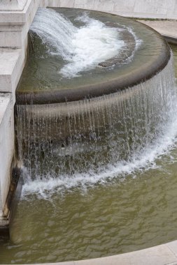 Fountain düşen damla aşağı. Çeşme yakın çekim.