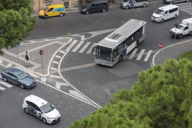 Otobüs geçer bir yaya geçidi, üstten görünüm. İtalya Roma'da giden yol.