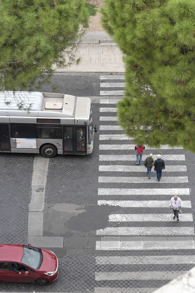 Mensen Lopen Een Zebrapad Bekijken Van Bovenaf Bus Taxistandplaats Wachten — Stockfoto