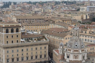 Roma manzarası çatılarına 16. yüzyıl kilise Santa Maria di Loreto, Trajan'ın sütun, Roma, İtalya Piazza Venezia Vittorio Emanuele anıt yakınındaki karşısında kubbeleri ile üzerine görüntülemek