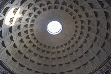 Kubbe Roma Panteonunun ile merkezi bir yuvarlak pencere. Roma İtalya cazibe.