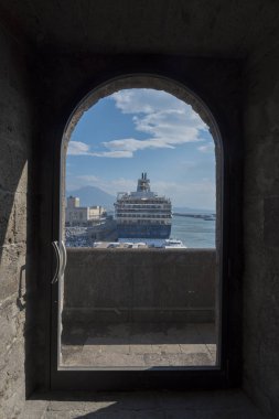 Cam kapıdan liner görünümünü. Seyahat kavramı. Bağlantı noktası İtalya Napoli şehir.