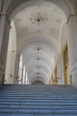 Napoli, İtalya 25 Ekim 2018 güzel beyaz iç onun muhteşem merdiven ile lobi. Napoli'de Barok ve neoklasik Kraliyet Sarayı