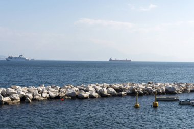 Tanker ve liner deniz ufukta. İtalya Napoli şehri yakınındaki gemiler.
