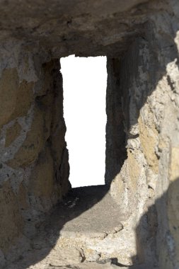 Eski bir kale bir pencere delik. Castel Dell'ovo siperleri. Cazibe Napoli İtalya.