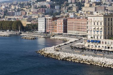 Deniz, sahil boyunca evleri Napoli'den bir bakış. İtalya güzel liman kenti.
