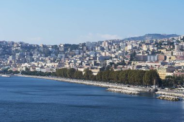 Deniz, sahil boyunca evleri Napoli'den bir bakış. İtalya güzel liman kenti.