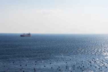 Petrol tankeri denize yakın Napoli şehir içinde ufukta. Güneşli bir gün, deniz manzaralı.