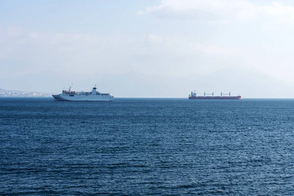 Tanker ve liner deniz ufukta. İtalya Napoli şehri yakınındaki gemiler.