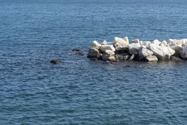 Onde Infrangono Una Spiaggia Rocciosa Formando Uno Spray Onde Spruzzi — Foto Stock