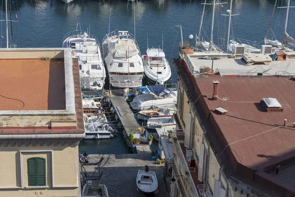 Napoli, İtalya limanda Yatlar vardır. Açık güneşli bir liman kenti.