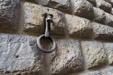 Eski duvar dövme demir yüzük meşale altında olan. Taş dokusuna.