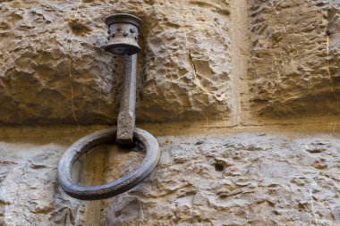 Eski duvar dövme demir yüzük meşale altında olan. Taş dokusuna.