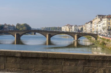 Ponte Vecchio, Florence, Toskana, İtalya nehre Arno manzarası. Köprü Ponte alle Grazie uzaklıkta. Şehir cazibe.