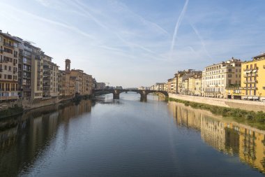 Ponte Vecchio, Florence, Toskana, İtalya nehre Arno manzarası. Köprü Ponte alle Grazie uzaklıkta. Şehir cazibe.