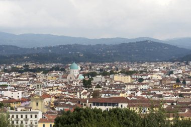Piazza Michelangelo Floransa'da şehirden görünümü. Bulutlu havalarda şehir manzaraları.