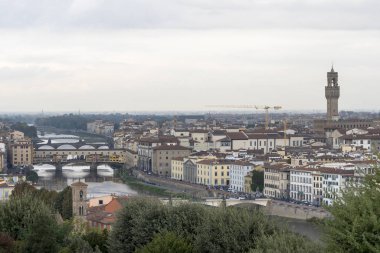 Piazza Michelangelo Floransa'da şehirden görünümü. Bulutlu havalarda şehir manzaraları.