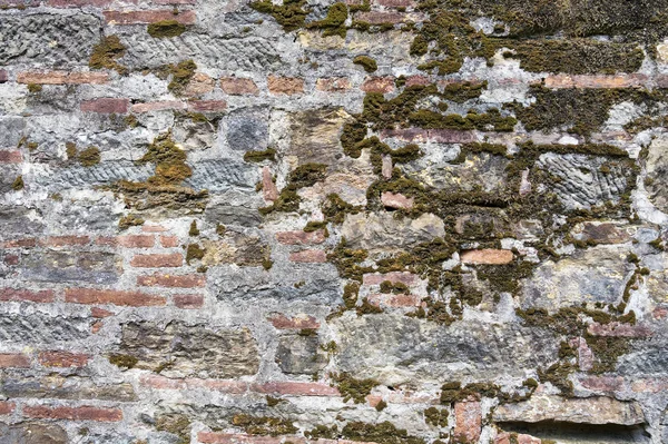 Oude Bakstenen Muur Met Mos Begroeid Muur Als Achtergrond — Stockfoto