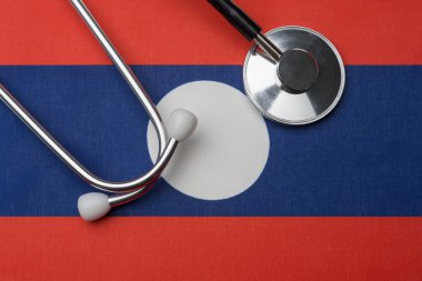 Laos bayrağı ve stetoskop. Tıp kavramı. Stetoskop bir arka plan olarak bayrağı.
