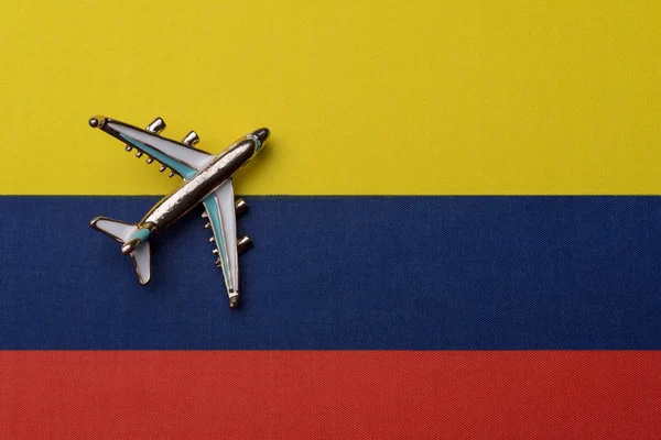 Avión Sobre Bandera Colombia Concepto Viaje Avión Juguete Bandera Como — Foto de Stock