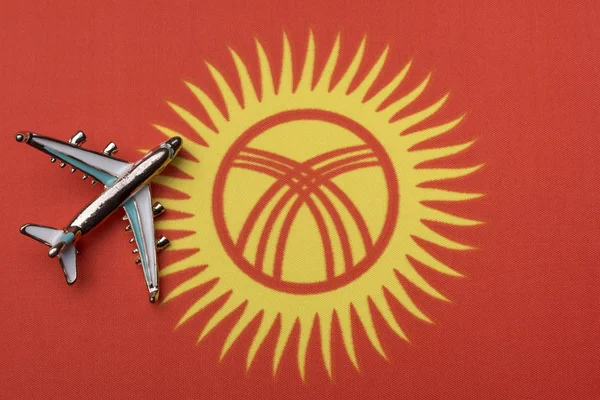 Avión Sobre Bandera Kirguistán Concepto Viaje Avión Juguete Bandera Como — Foto de Stock