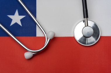 Chili bayrak ve stetoskop. Tıp kavramı. Arka plan bayrak stetoskop.