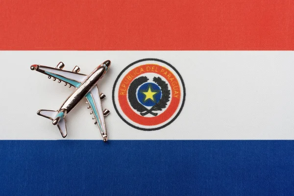 Самолет Над Флагом Парагвая Путешествует Концепция Стране Игрушечный Самолет Туризм — стоковое фото