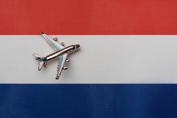 Самолет Над Флагом Нидерландов Концепция Путешествия Игрушечная Плоскость Флаге Фон — стоковое фото