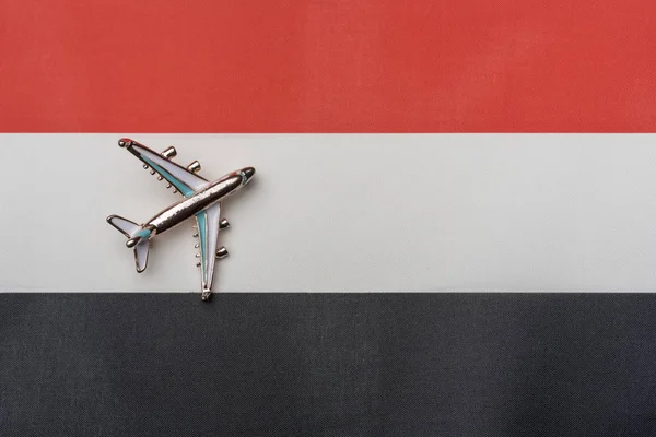 Самолет Над Флагом Йемена Концепция Путешествия Игрушечная Плоскость Флаге Фон — стоковое фото