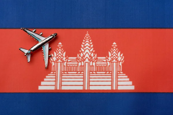 飞机飞越柬埔寨 旅程的概念 以国旗上的玩具飞机为背景 — 图库照片