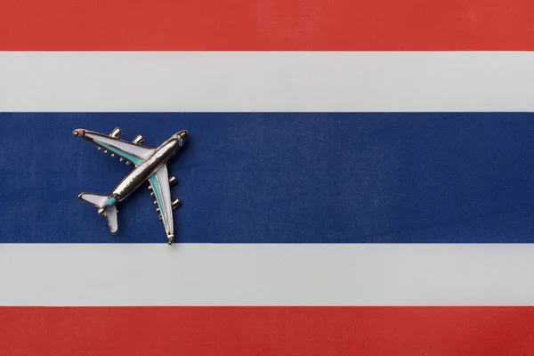飞机越过哥斯达黎加国旗 概念旅行 以国旗上的玩具飞机为背景 — 图库照片