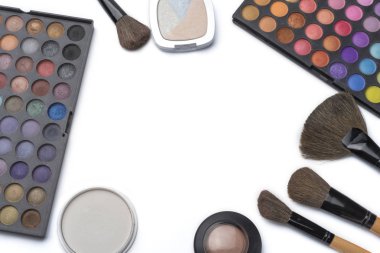 Profesyonel makyaj fırçaları ve araçları, makyaj ürünleri ayarlayın. Düz kompozisyon. Dergi, sosyal medya. Üstten görünüm. Düz yatıyordu.