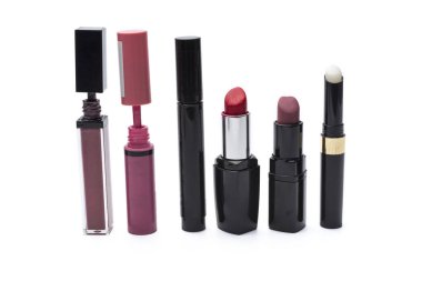 Ruj, tırnak cilası ve beyaz arka plan üzerinde maskara. Makyaj ve yüz bakım kavramı.