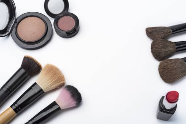 Makyaj fırça ile gevşek kozmetik toz closeup. Beyaz arka plan üzerinde izole.