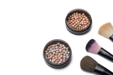 Makyaj fırça ile gevşek kozmetik toz closeup. Beyaz arka plan üzerinde izole.