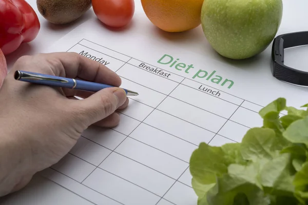 医師が患者に処方箋を書いて 新鮮なフルーツの職場で計画ダイエットになります 上面ビュー 健康的な食事の概念 — ストック写真