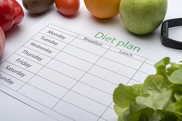 饮食计划表和新鲜的食物在白色背景 最重要的观点 健康饮食的概念 — 图库照片