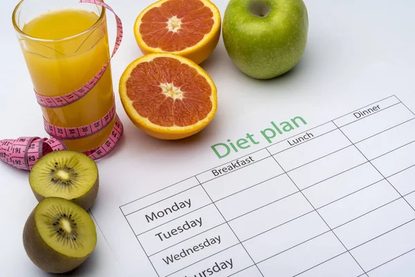 Ernährungsplan Auf Einem Blatt Papier Neben Einem Glas Orangensaft Frische — Stockfoto