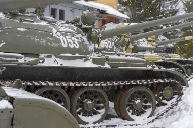Ortalama Sovyet t-55 tank yakın çekim müzede. Sovyet askeri teçhizat.