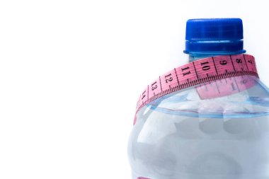 plastik su şişesi ve ölçüm bandı üzerinde beyaz izole. Sağlık kavramı.