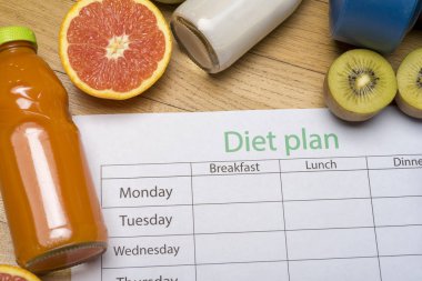 Diyet planı, şerit metre, su, ahşap zemin üzerinde taze meyve diyet. kilo kaybı ve detoks kavramı, üstten görünüm