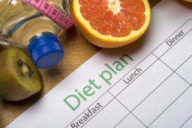 Diyet planı, şerit metre, su, ahşap zemin üzerinde taze meyve diyet. kilo kaybı ve detoks kavramı, üstten görünüm