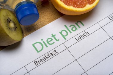 Diyet planı, şerit metre, su, ahşap zemin üzerinde taze meyve diyet. kilo kaybı ve detoks kavramı, üstten görünüm