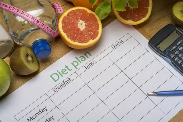 食事療法の計画 木の床で新鮮な果物の食事 重量損失とデトックス概念 トップ ビュー — ストック写真