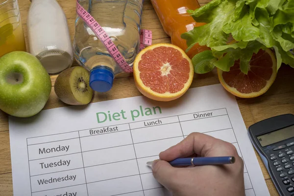 食事療法の計画 木の床で新鮮な果物の食事 重量損失とデトックス概念 トップ ビュー — ストック写真
