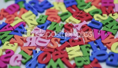 Renkli harfler beyaz bir tablo iplik tablo harfler. Alfabeyi eğitim kavramı.