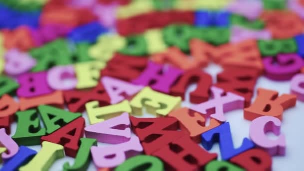 Litery Stole Spinning Kolorowe Literki Stół Biały Pojęcie Nauki Alfabetu — Wideo stockowe