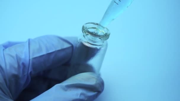 Wählt Der Arzt Eine Blaue Flüssigkeit Die Laborpipette Chemische Forschung — Stockvideo