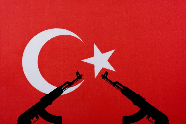 Törökország zászlaja és a fegyverek sziluettje. — Stock Fotó